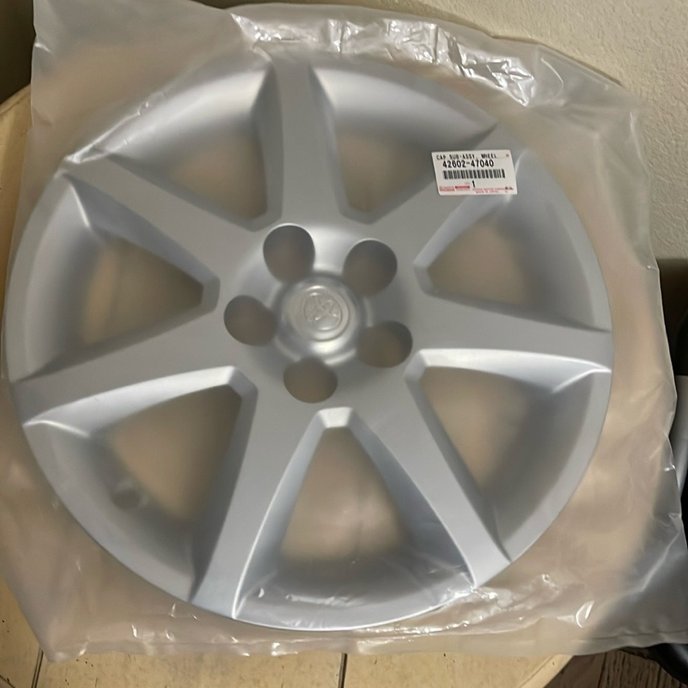 Toyota Prius Wheel Cover Hubcap Silver 7‎ Spoke OEM 42602-47040 NEW